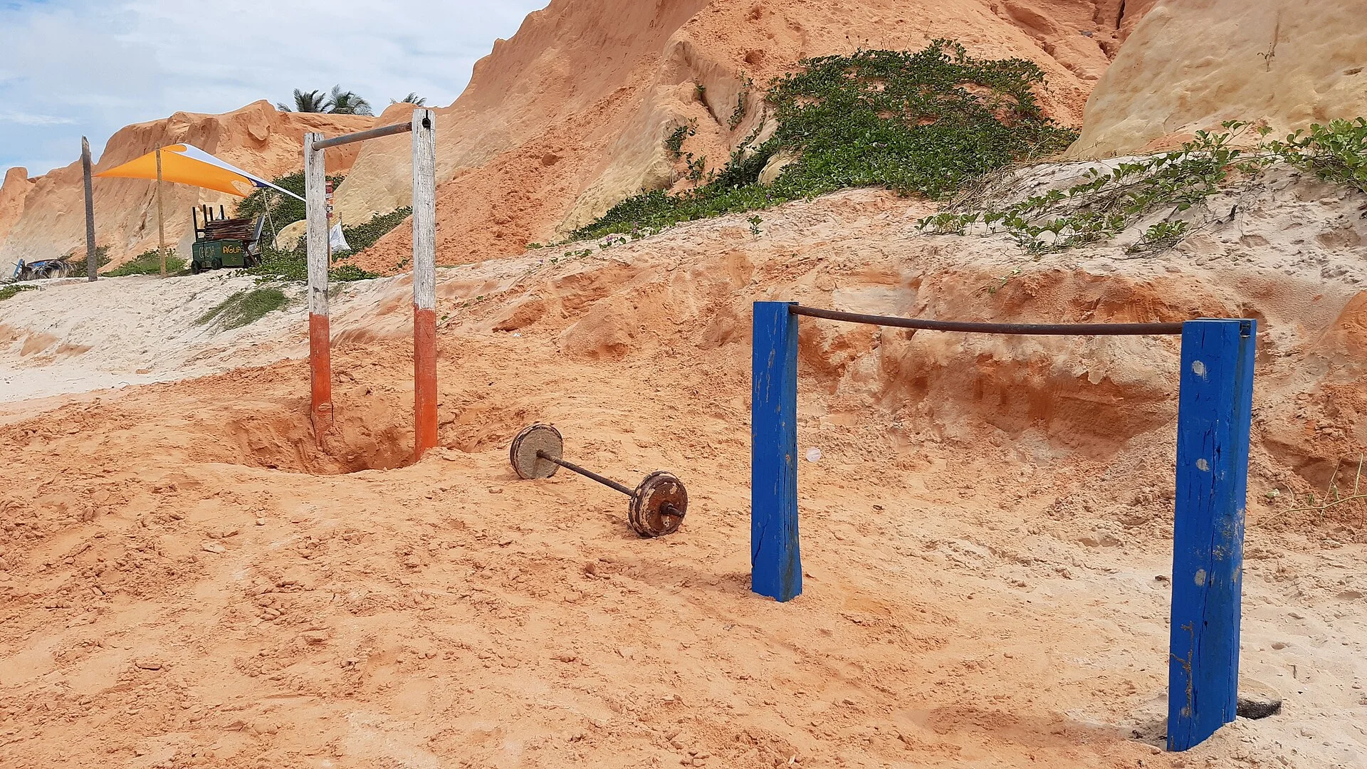 Falésias e praia de Canoa Quebrada, no Ceará, um dos destinos baratos do Nordeste