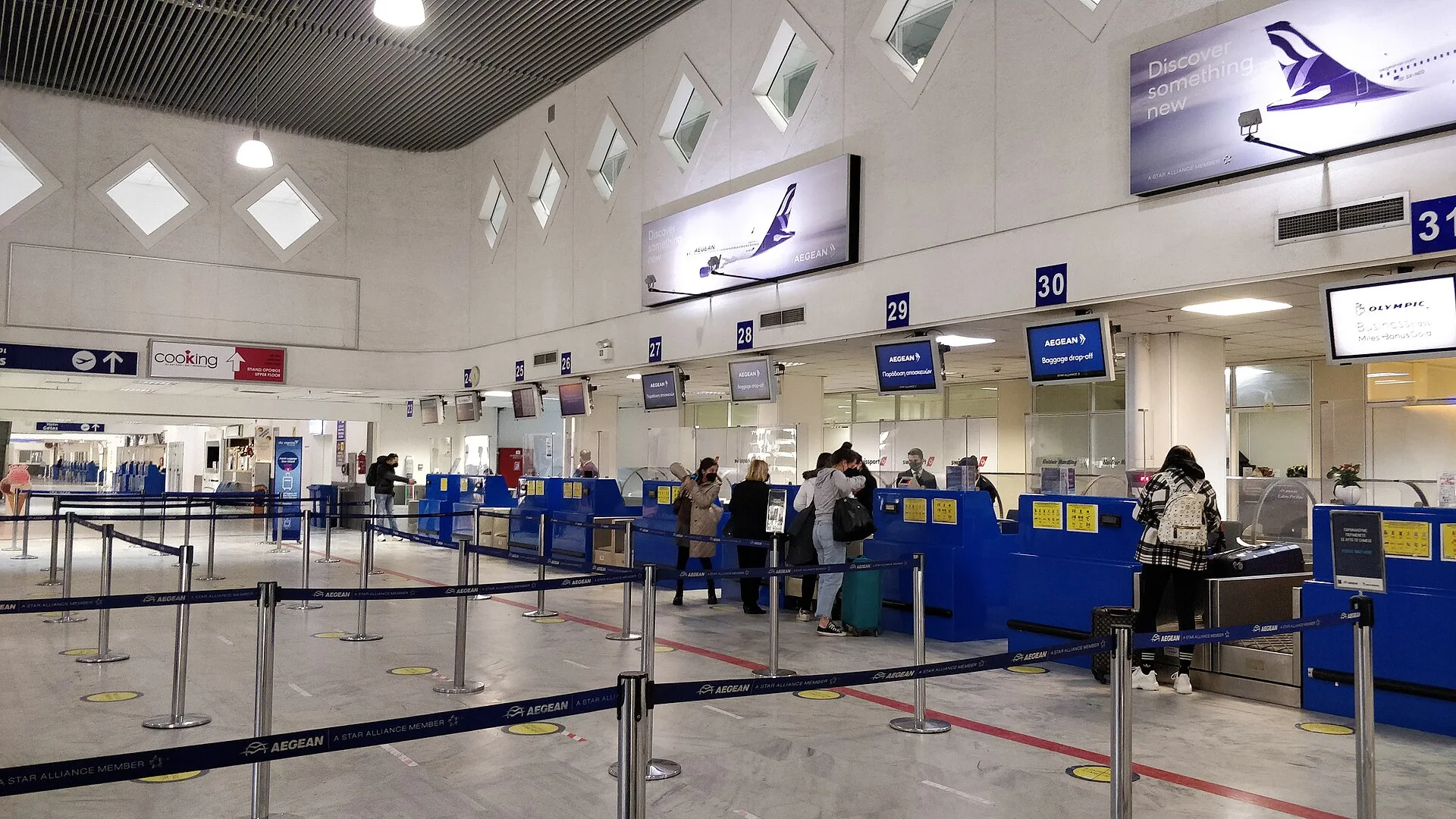 Balcões de check-in em terminal de aeroporto