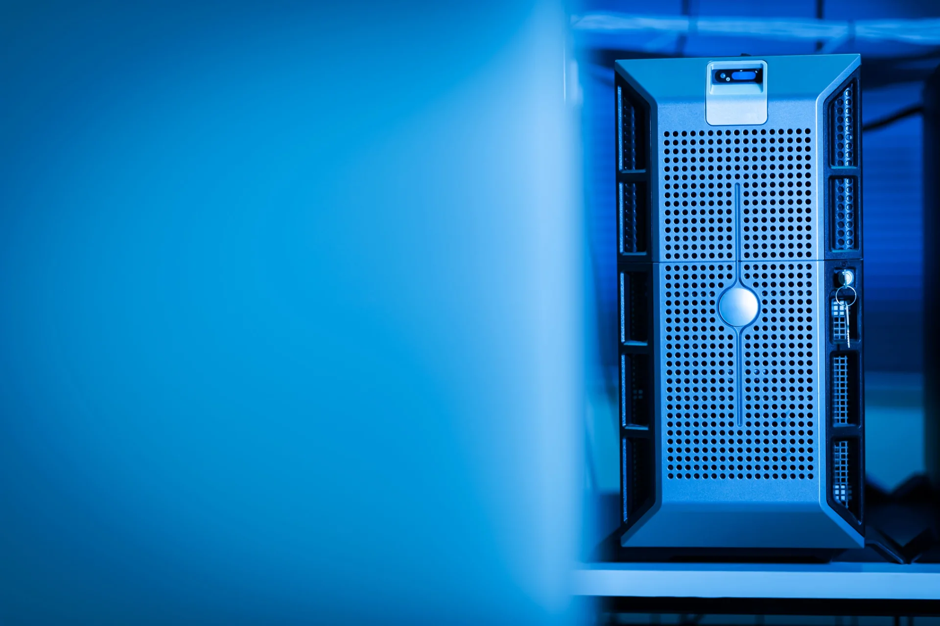 Servidores em data center com iluminação azul, infraestrutura usada para treinar e rodar modelos de inteligência artificial