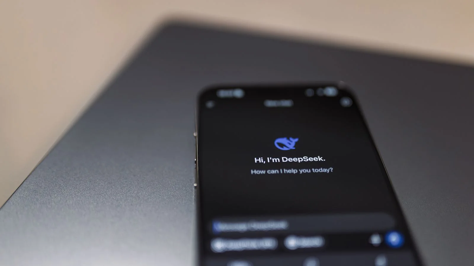 Smartphone com interface de inteligência artificial na tela apoiado sobre um laptop