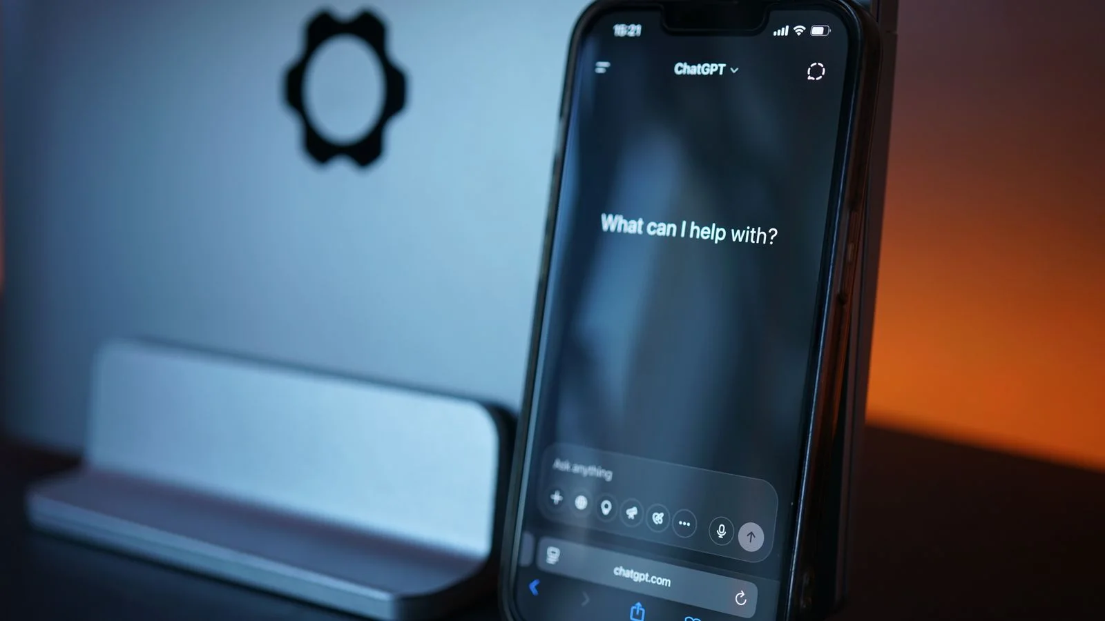 Smartphone exibindo interface de assistente de inteligência artificial na tela