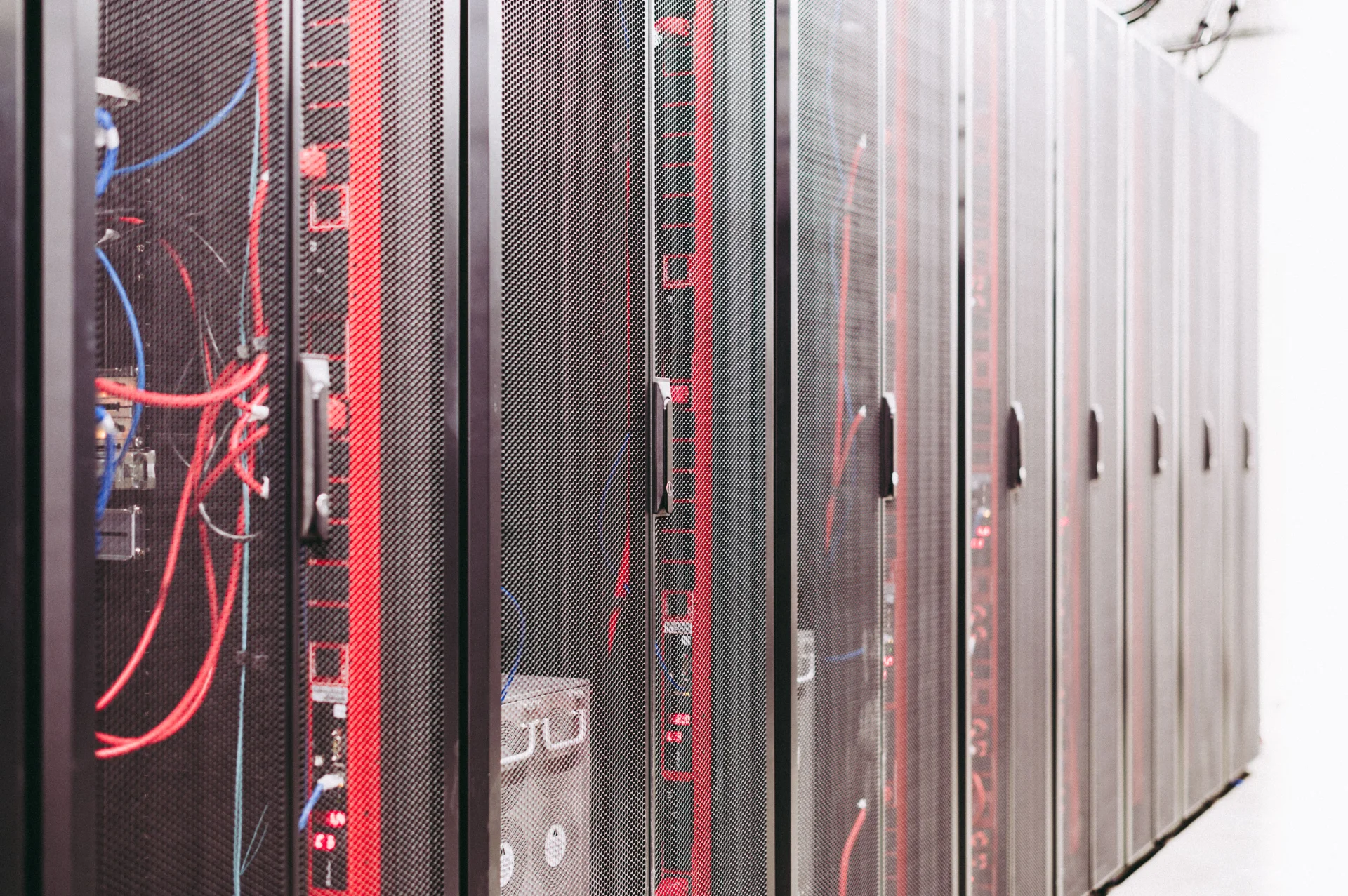 Racks de servidores em um data center moderno, com cabos coloridos organizados
