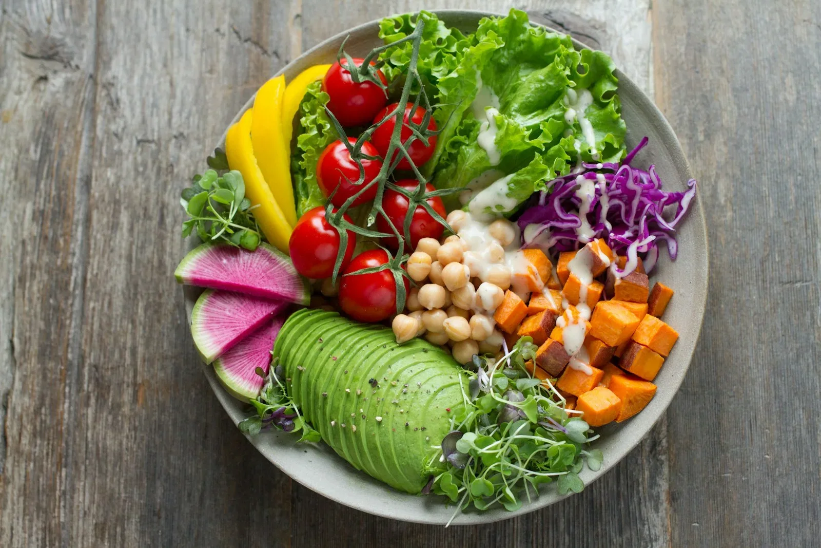 Prato colorido com legumes e alimentos saudáveis visto de cima