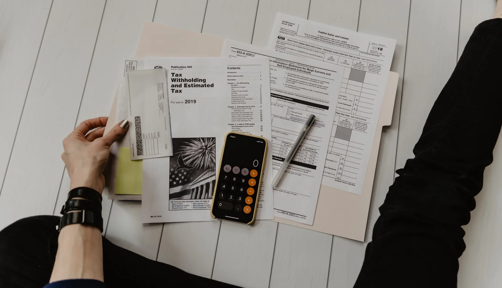 Pessoa organizando finanças e calculando a fatura do cartão de crédito