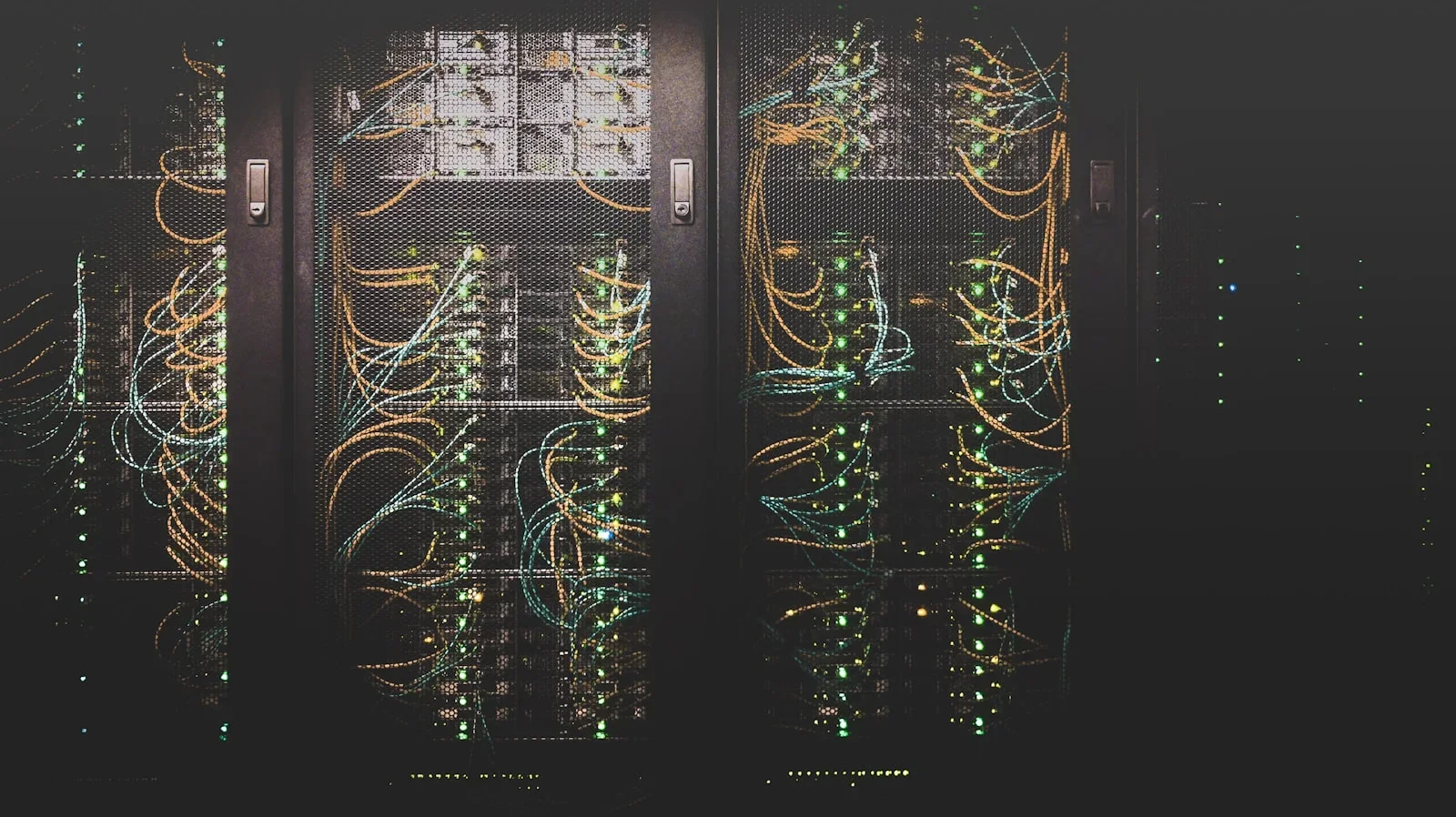 Corredor de servidores em um data center, infraestrutura que sustenta grandes modelos de IA
