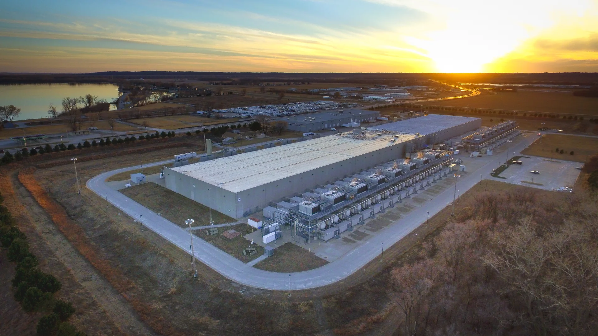 Vista aérea de um data center do Google em Council Bluffs, Iowa, ao pôr do sol