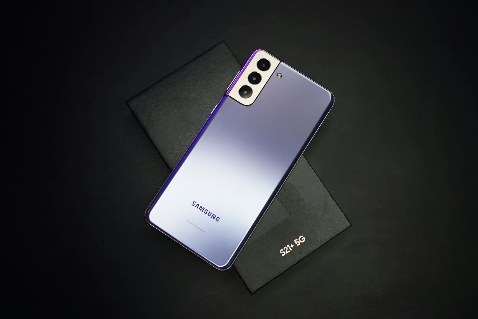 Smartphone Samsung Galaxy pousado sobre uma superfície