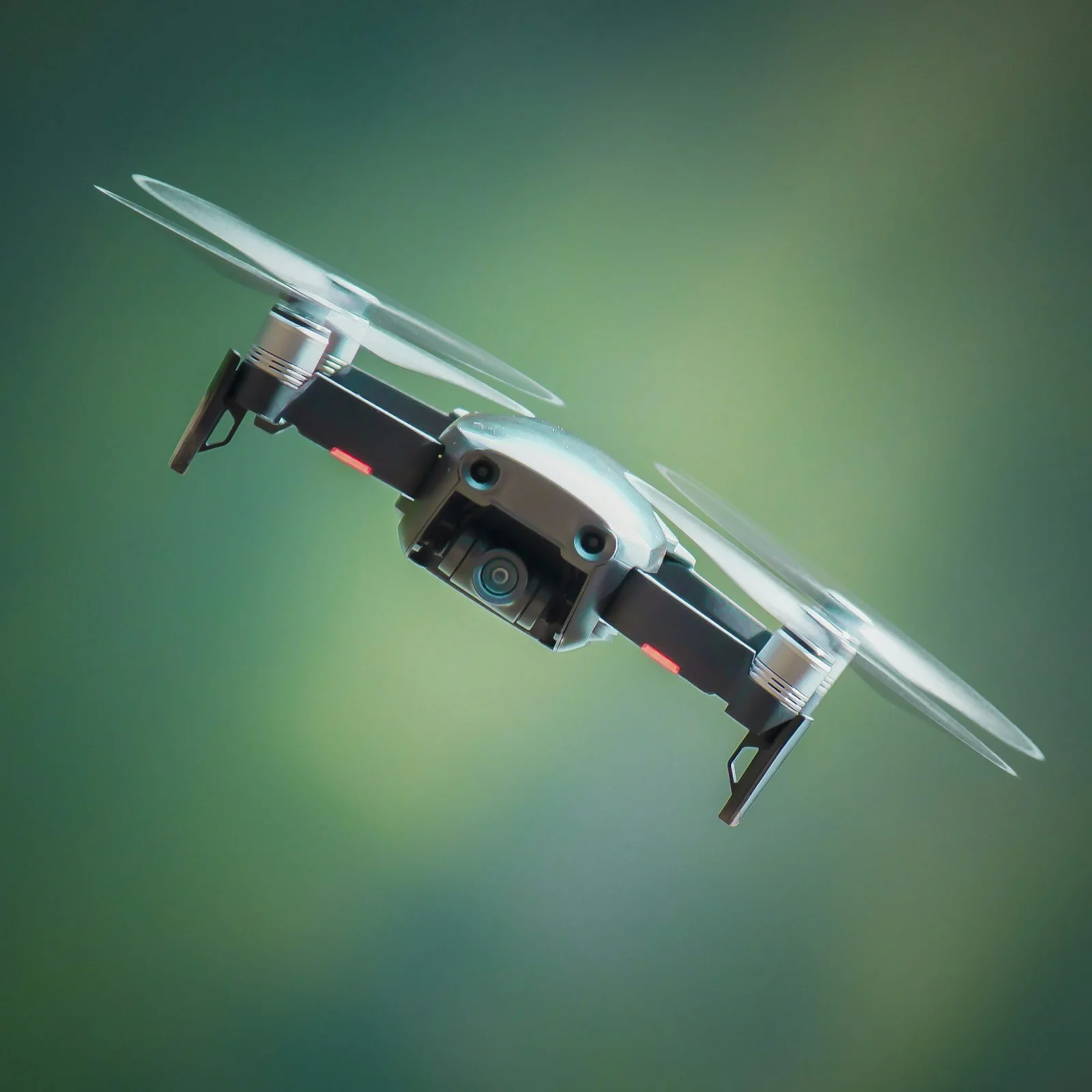 Drone de asa e rotores em voo, ilustrando os sistemas aéreos não tripulados da Tekever