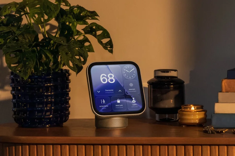 Apple HomeView instalado em uma sala de estar, exibindo os controles da casa