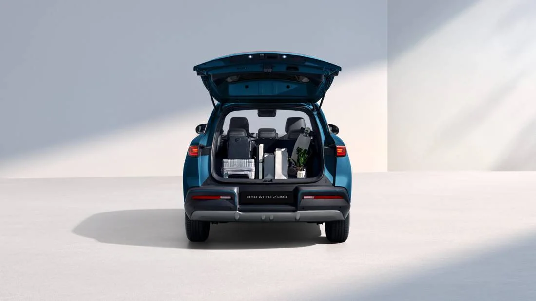 Porta-malas aberto do BYD Atto 2 DM-i azul, visto de trás, com bagagens no compartimento