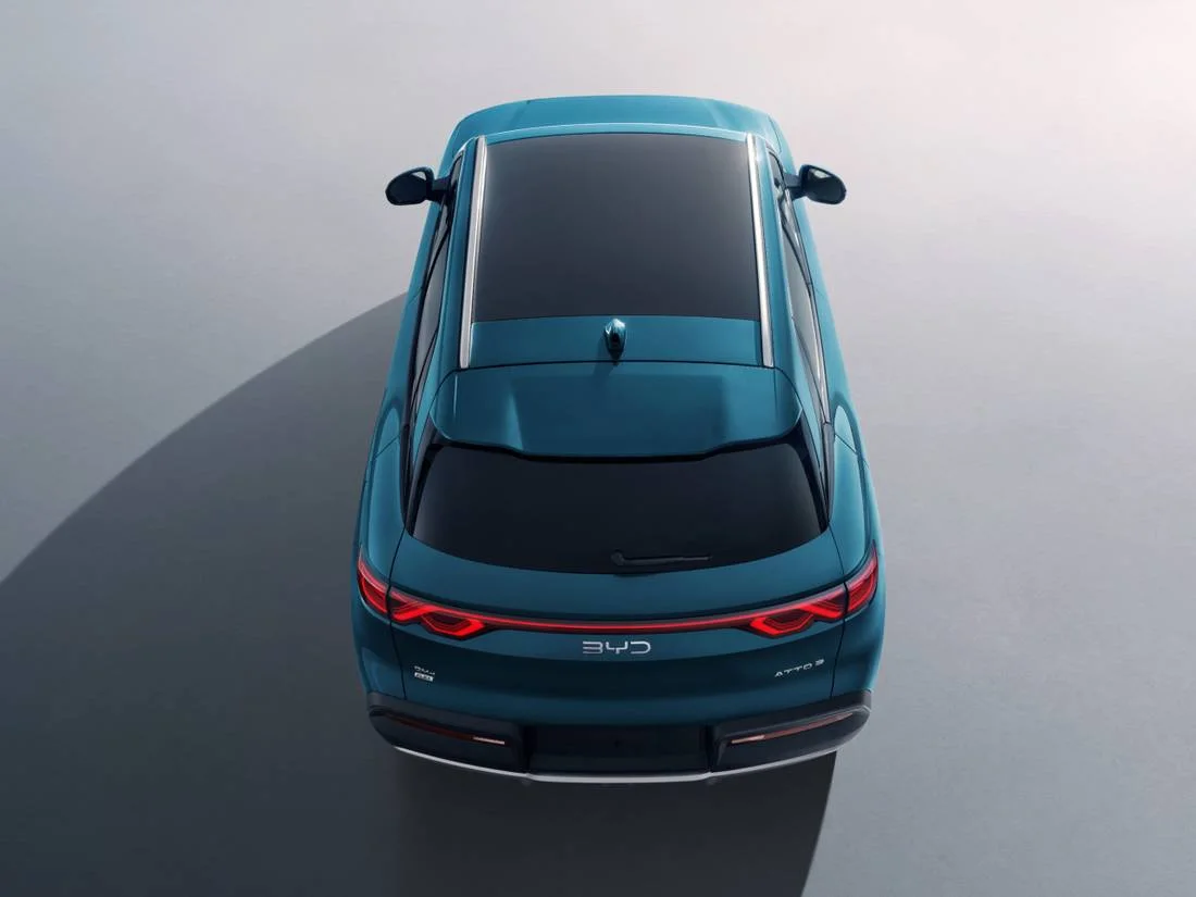 BYD Atto 2 DM-i azul visto de cima e de trás, com teto panorâmico escuro e lanterna em faixa