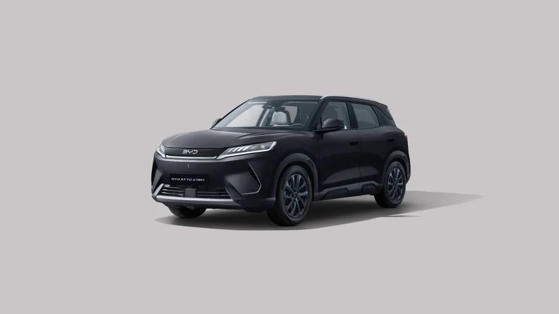 BYD Atto 2 DM-i na cor preta Obsidian Black em estúdio, visto de frente e de lado