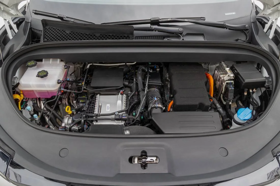 Cofre dianteiro do BYD Atto 8 com o motor 1.5 turbo e cabos de alta tensão laranja