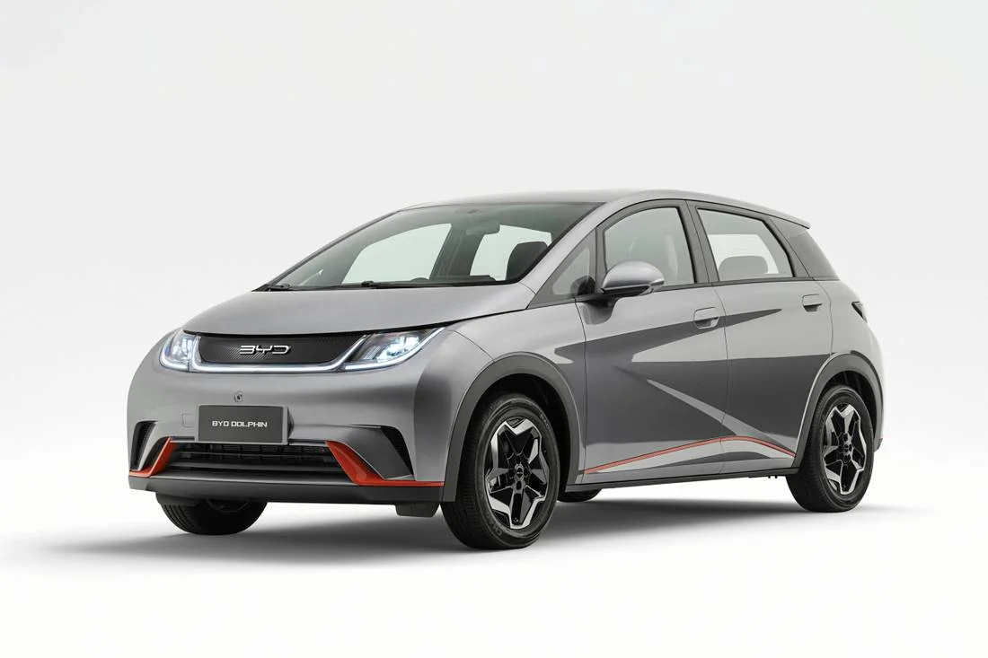 BYD Dolphin GS cinza visto de frente em três quartos, com detalhes laranja no para-choque