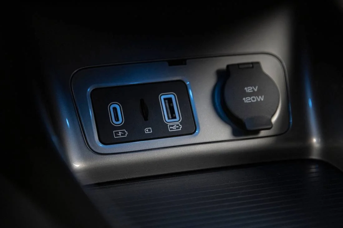 Detalhe das entradas USB-C e USB-A e da tomada 12V do BYD Dolphin GS