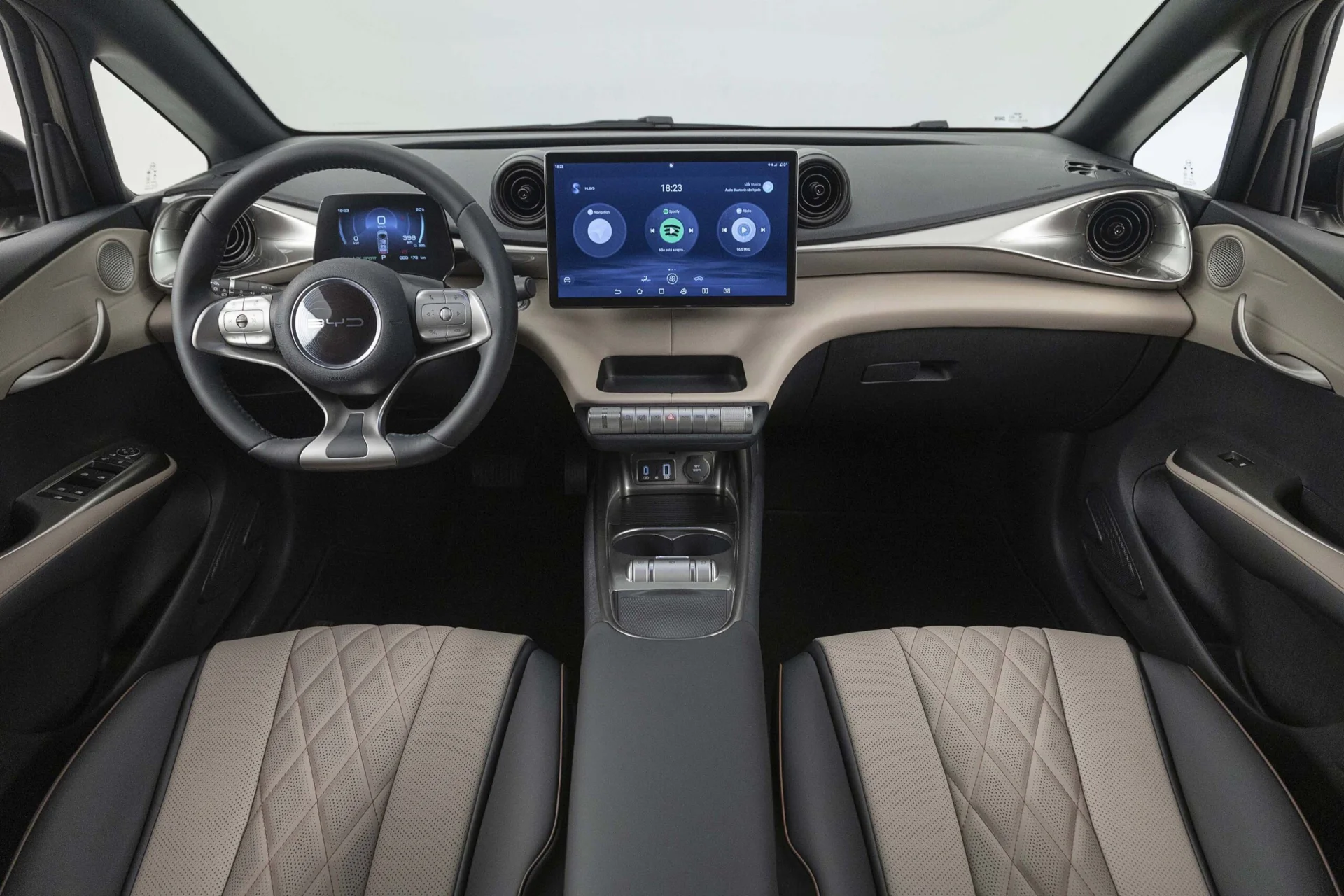 Painel do BYD Dolphin GS com quadro de instrumentos de 5 polegadas e central multimídia de 12,8 polegadas