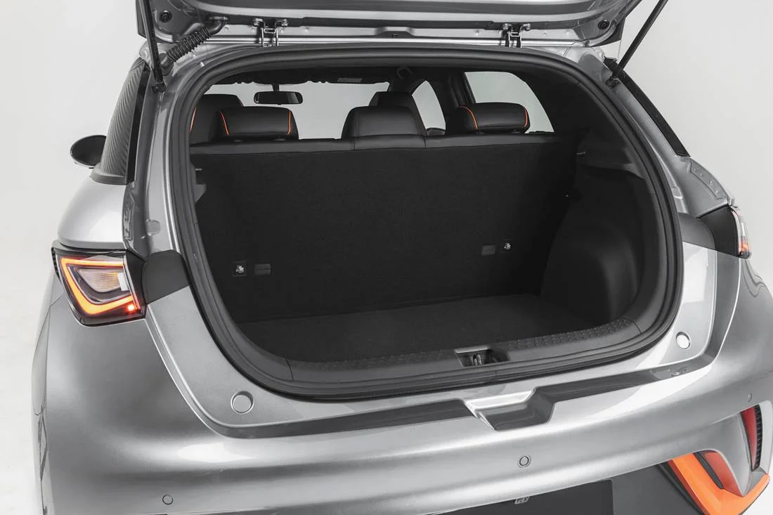 Porta-malas aberto do BYD Dolphin GS, com 250 litros