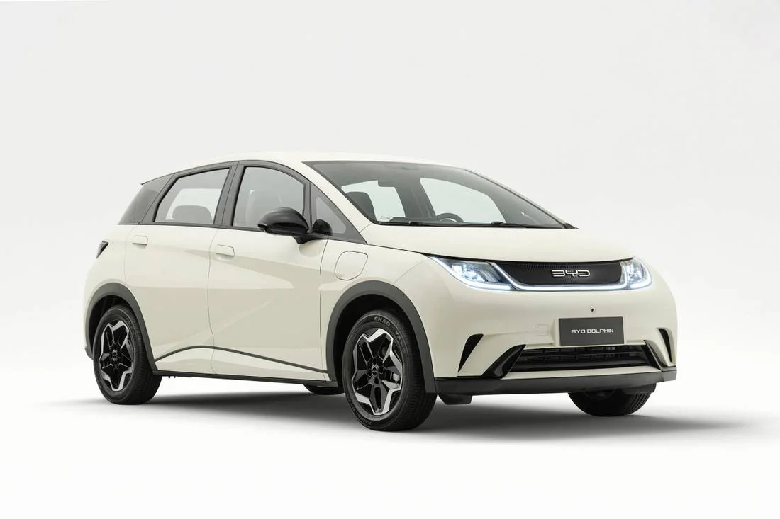 BYD Dolphin GS branco com teto preto visto de frente em três quartos