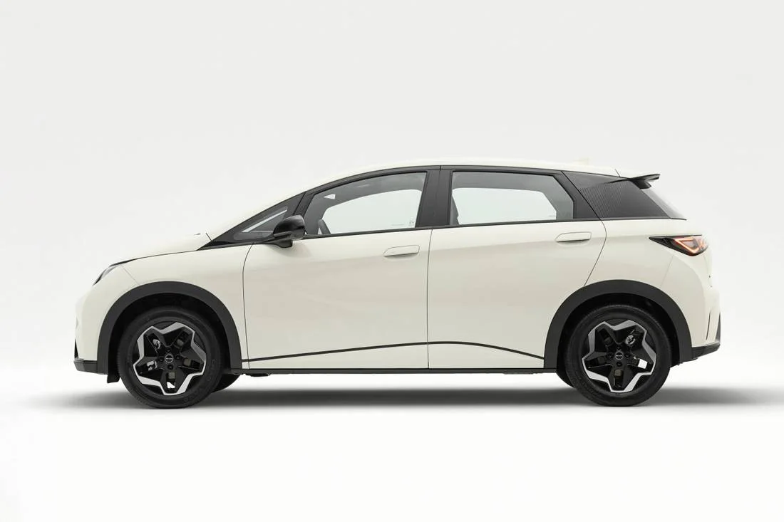 Lateral do BYD Dolphin GS branco com teto preto