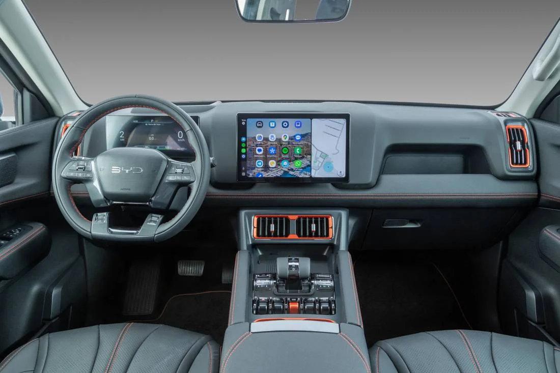 Painel da BYD Shark com quadro digital, tela central e console com detalhes laranja