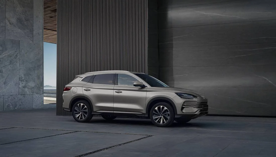 BYD Song Plus DM-i cinza estacionado diante de um edifício moderno