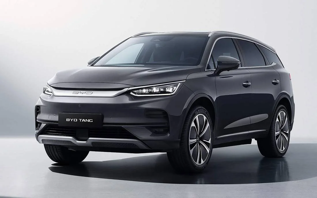 BYD Tan cinza-escuro visto de frente em três quartos