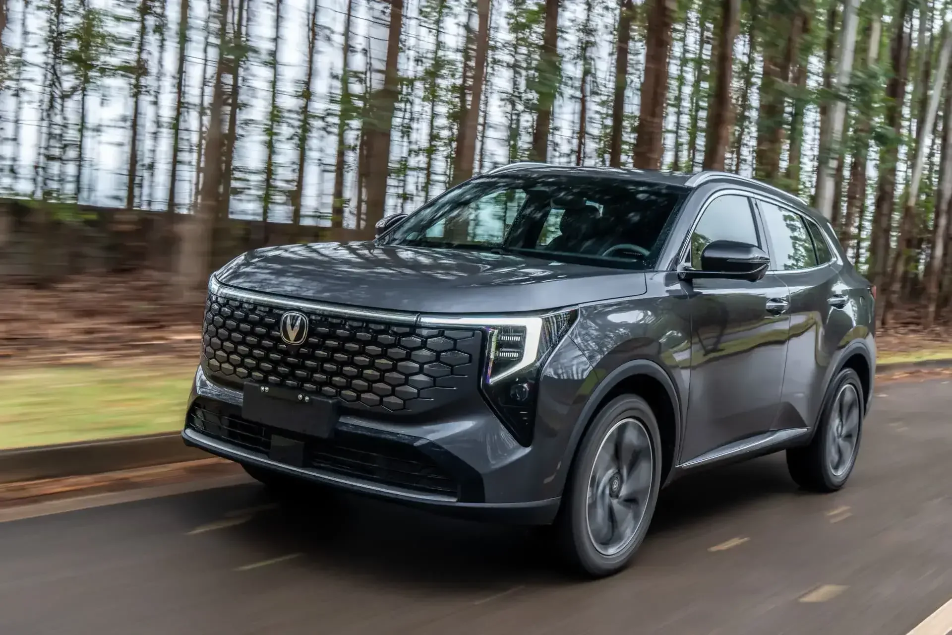 CAOA Changan CS55 2027 SUV cinza em foto de divulgação do lançamento nacional