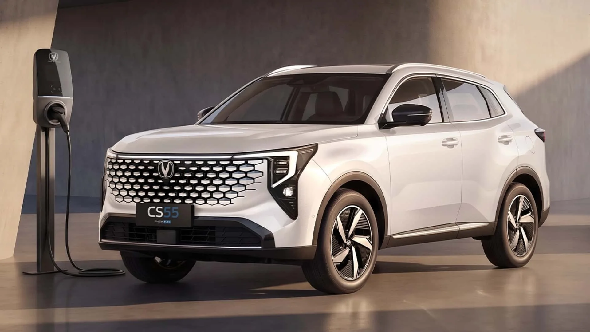 CAOA Changan CS55 PHEV flex branco conectado a carregador em imagem oficial