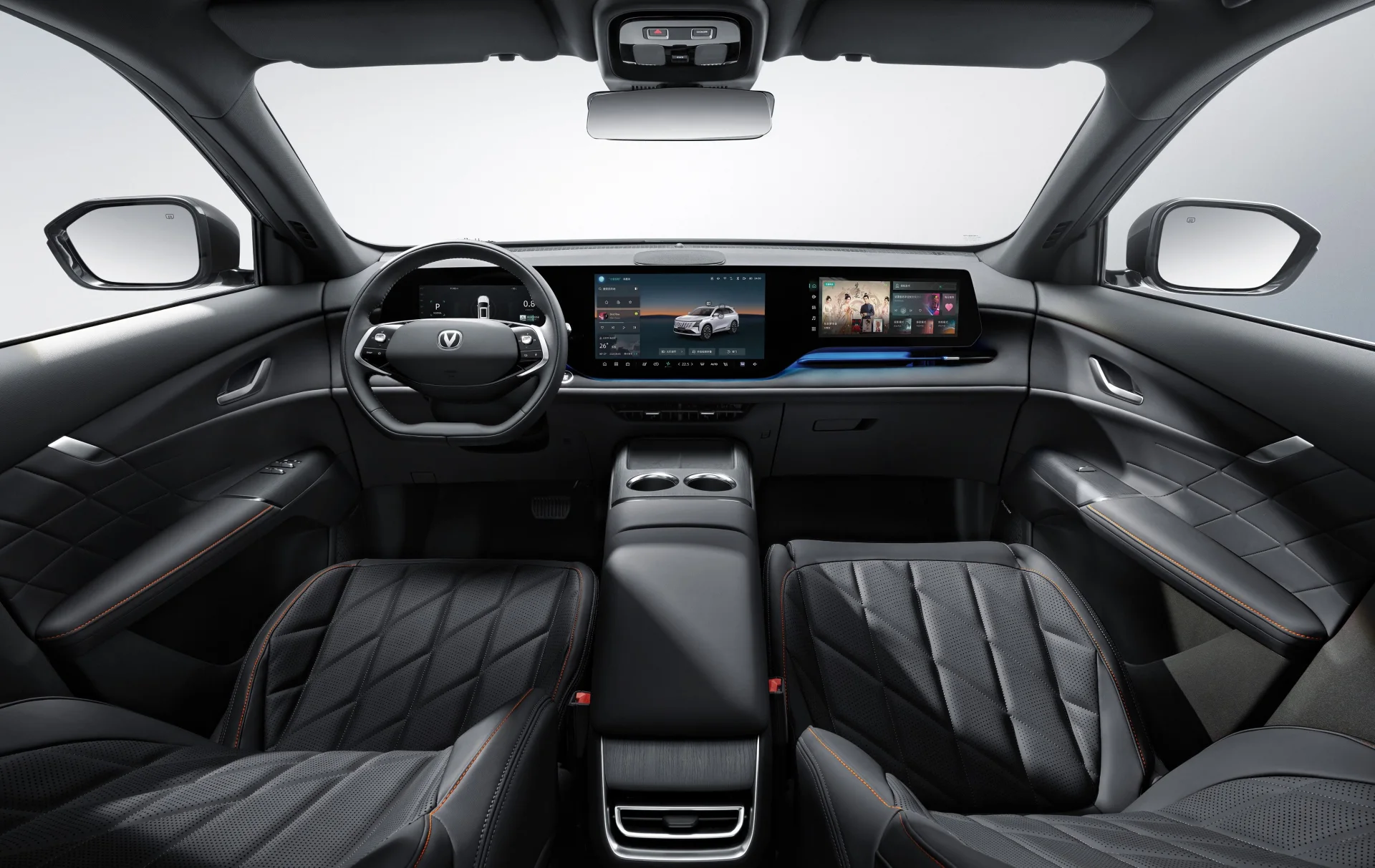 Interior do CAOA Changan CS75 com três telas no painel