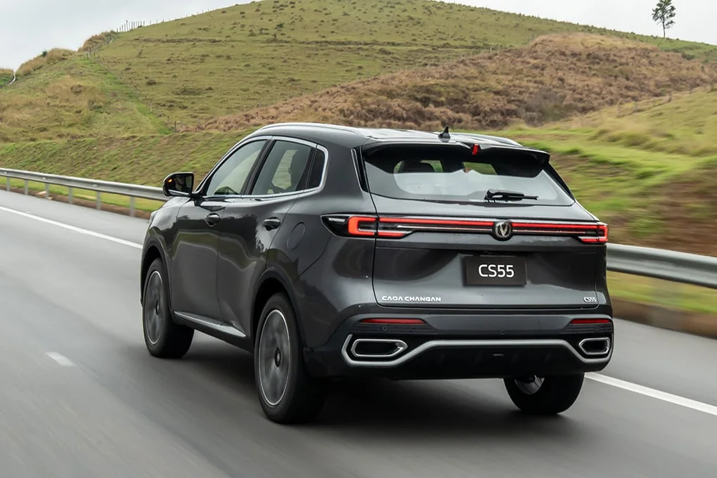 CAOA Changan CS55 visto de trás numa rodovia brasileira