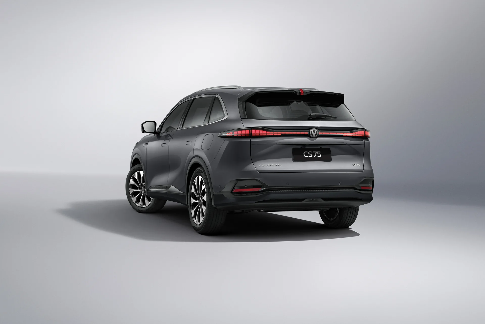 CAOA Changan CS75 de trás em fotografia de estúdio