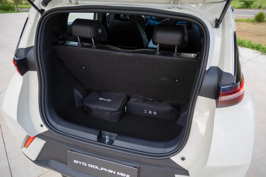 Porta-malas aberto do BYD Dolphin Mini branco