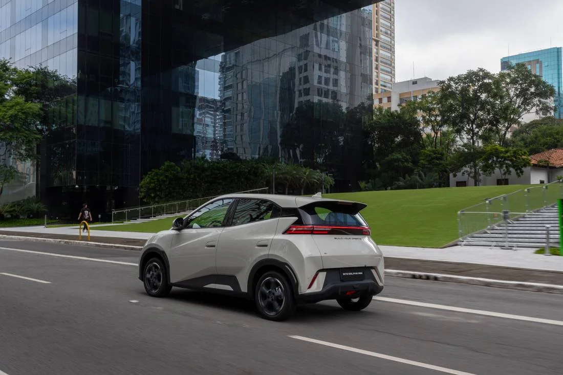 BYD Dolphin Mini branco rodando em uma avenida