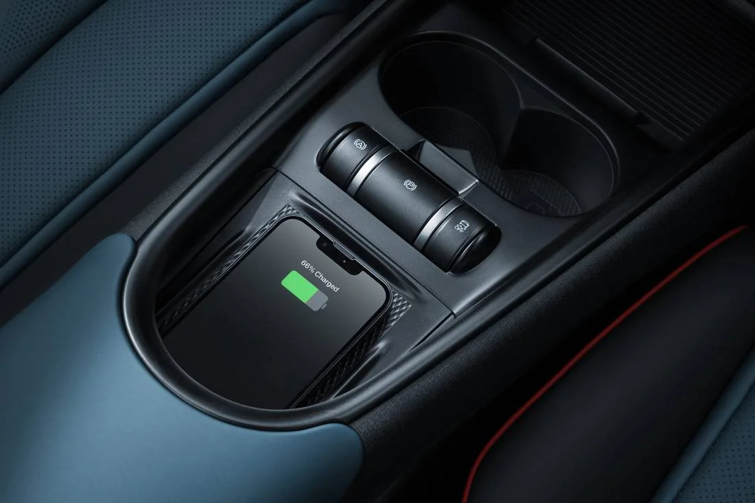 Console central do BYD Dolphin Plus com carregador de celular por indução