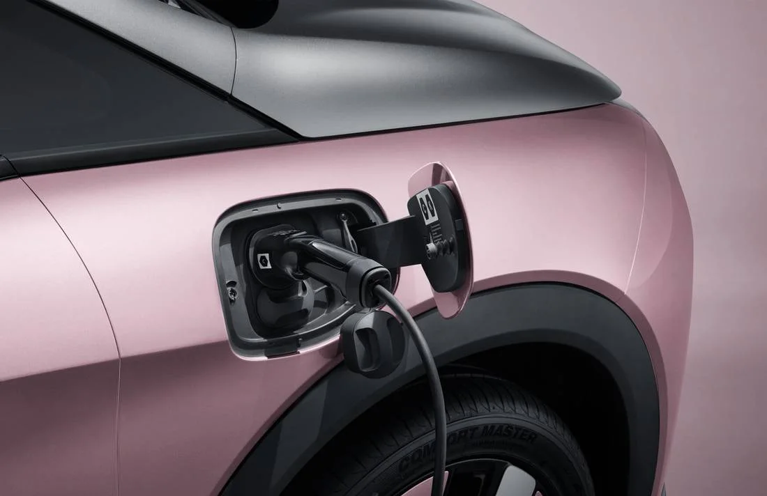 Detalhe da tomada de recarga do BYD Dolphin Plus com cabo conectado