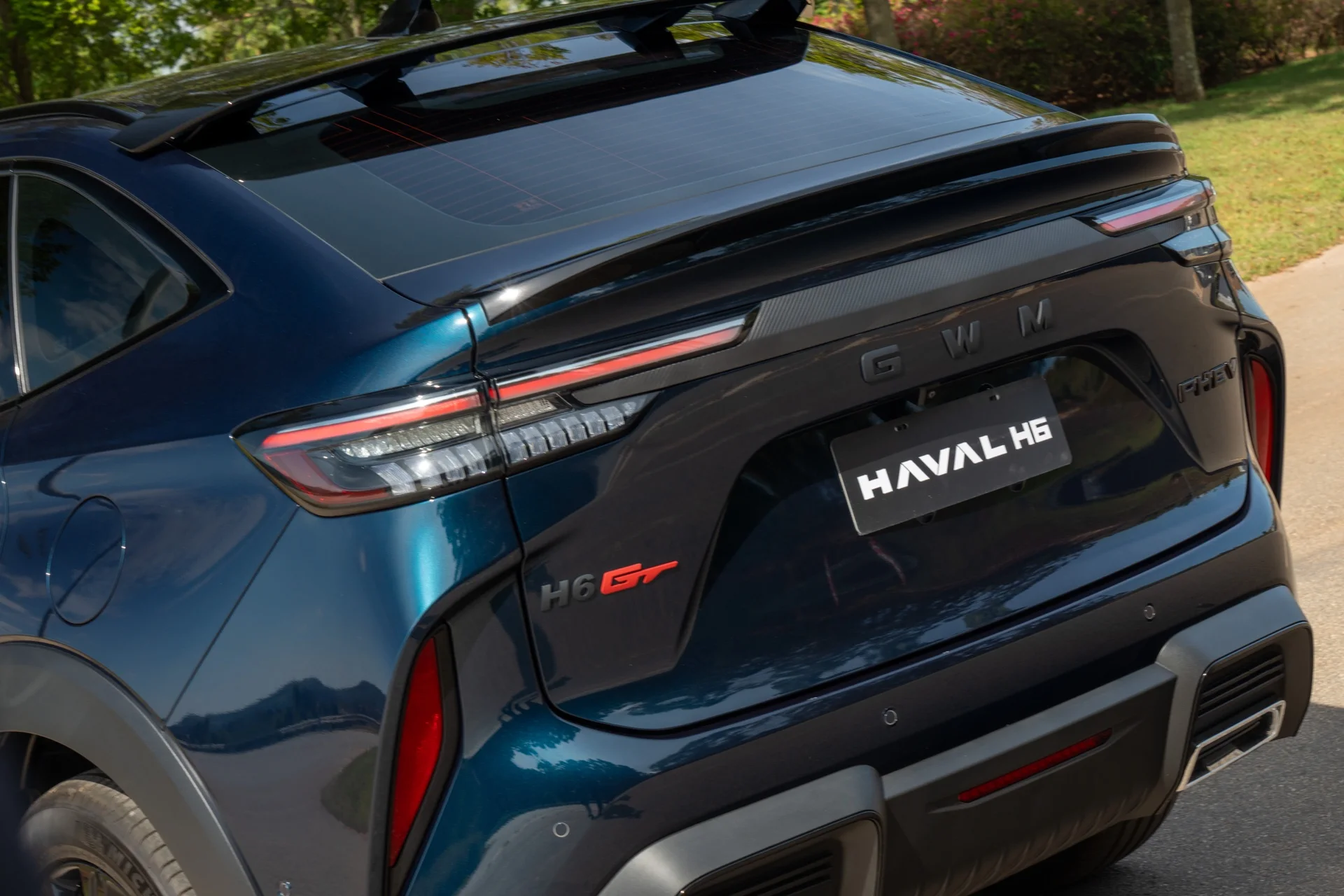 Detalhe da tampa traseira do GWM Haval H6 GT com aerofólio, lanterna em LED e emblema H6 GT