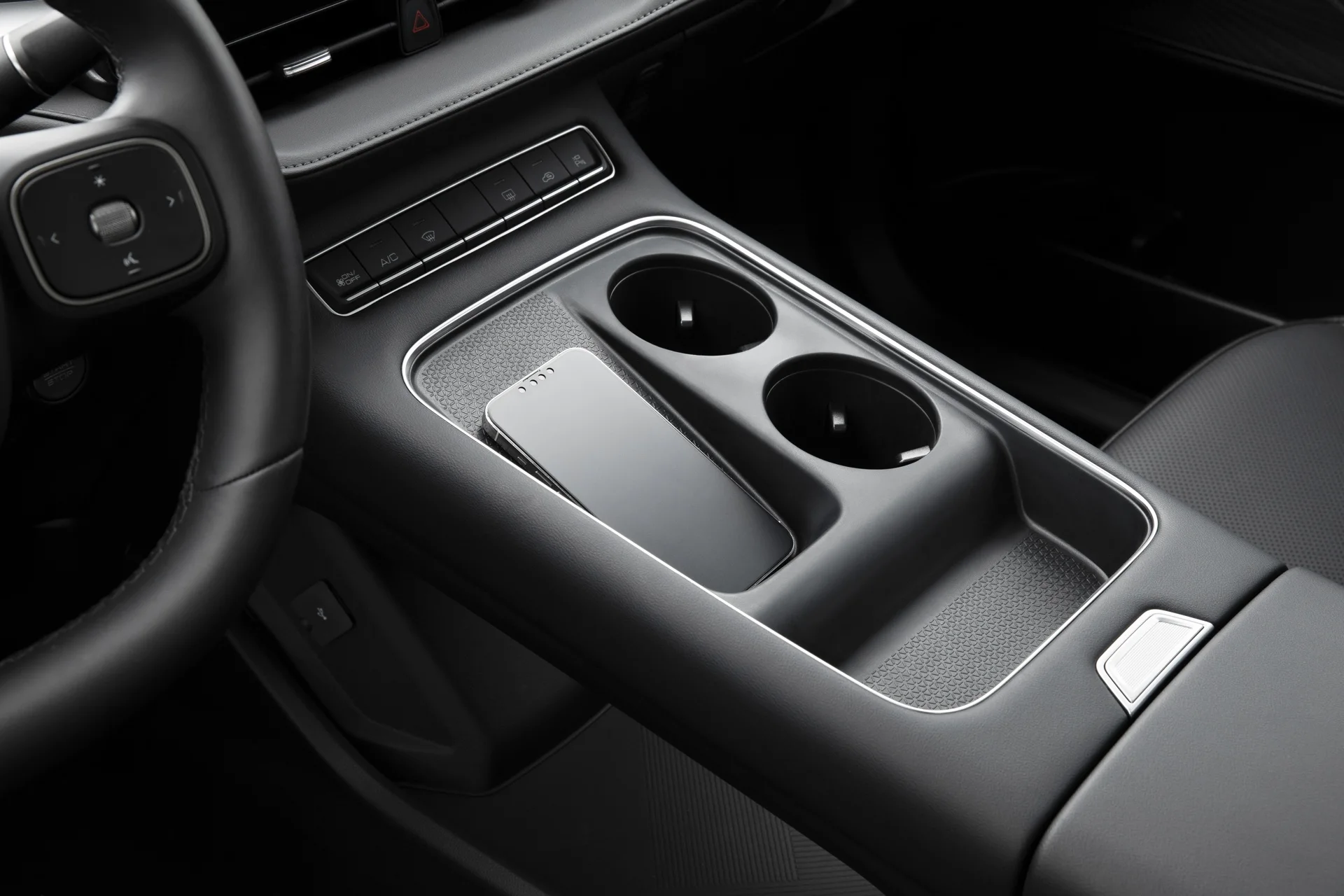 Console central do GWM Haval H6 HEV com carregador de celular por indução e dois porta-copos