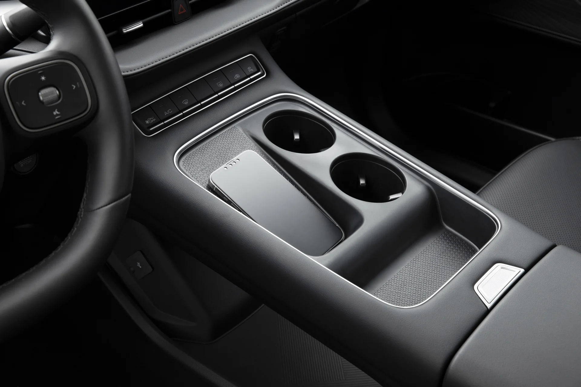 Console central do Haval H6 PHEV19 com carregador de celular por indução e dois porta-copos
