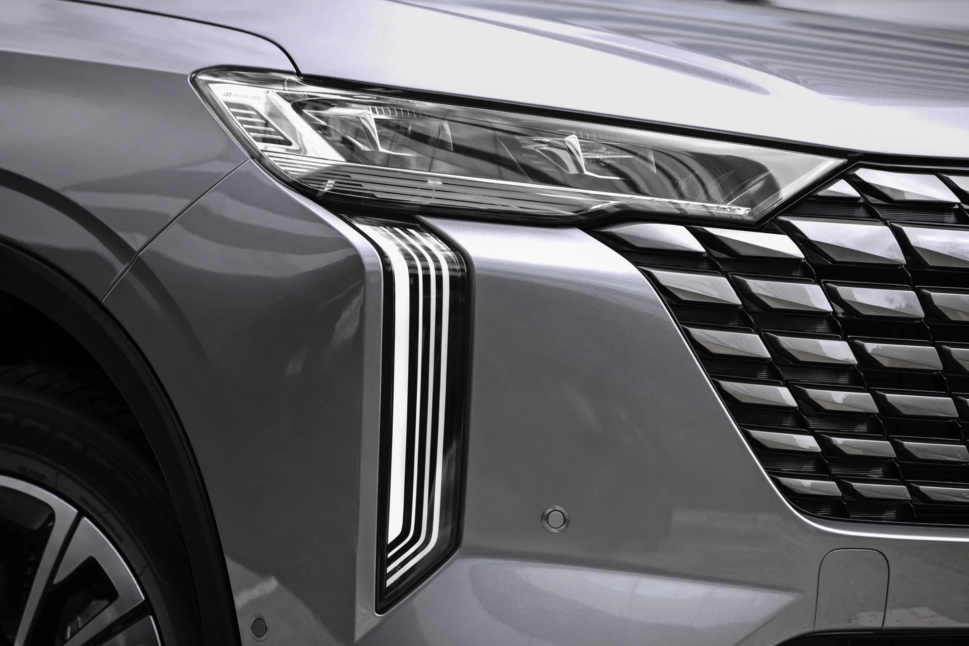 Detalhe da nova grade dianteira em blocos e da luz diurna de LED vertical do Haval H6 PHEV19