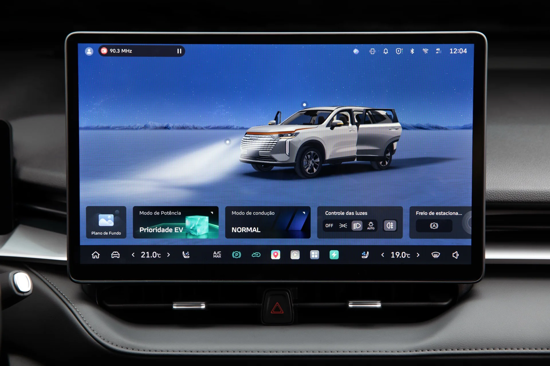Tela inicial da central multimídia de 14,6 polegadas do Haval H6 PHEV19, com atalhos de modo de condução