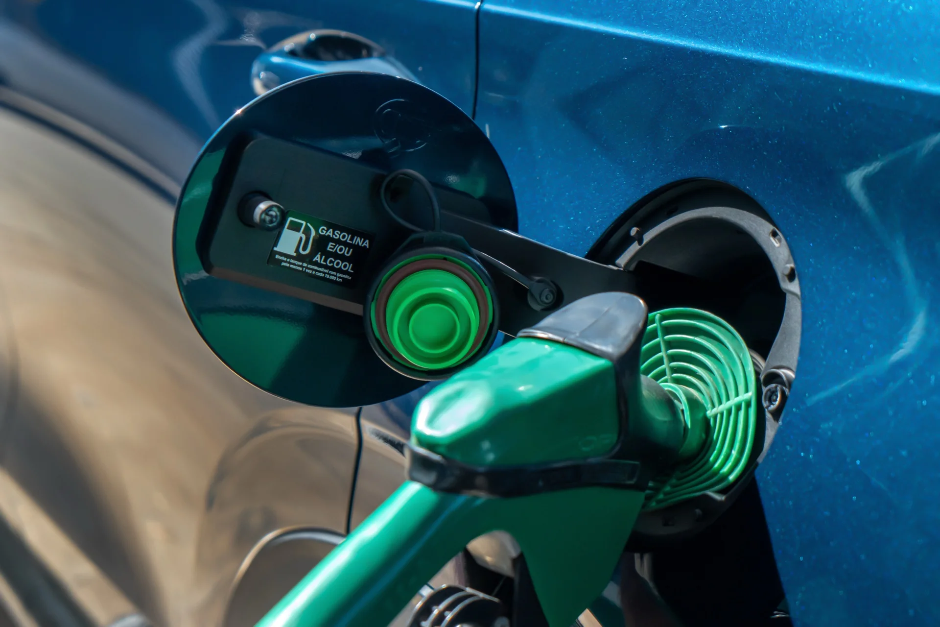 Bico de combustível no bocal de abastecimento do GWM Haval H6 PHEV35 Flex azul