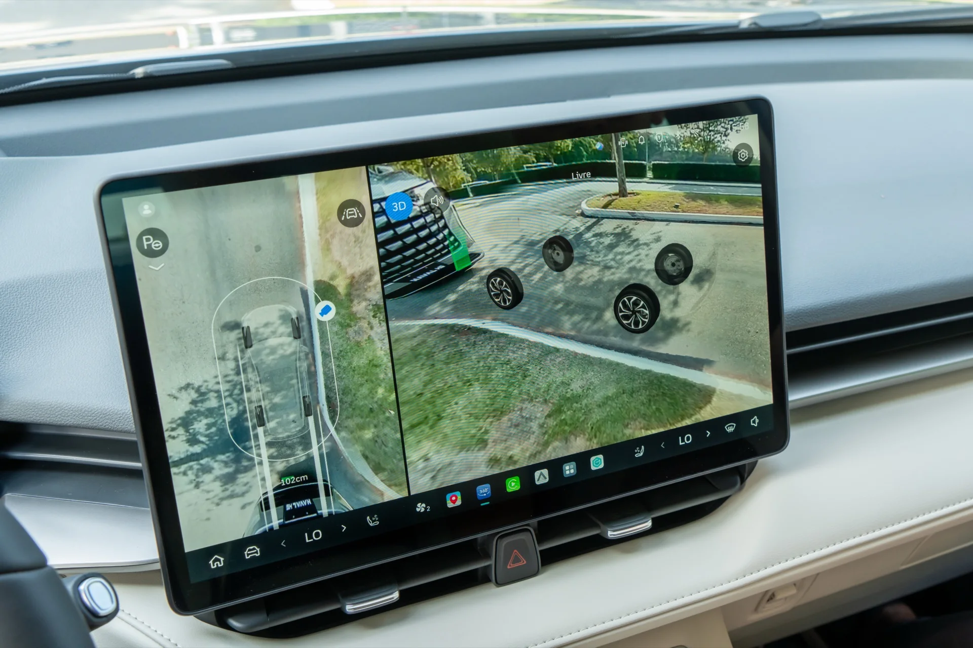 Imagens da câmera 540 graus exibidas na central multimídia do GWM Haval H6 PHEV35 Flex