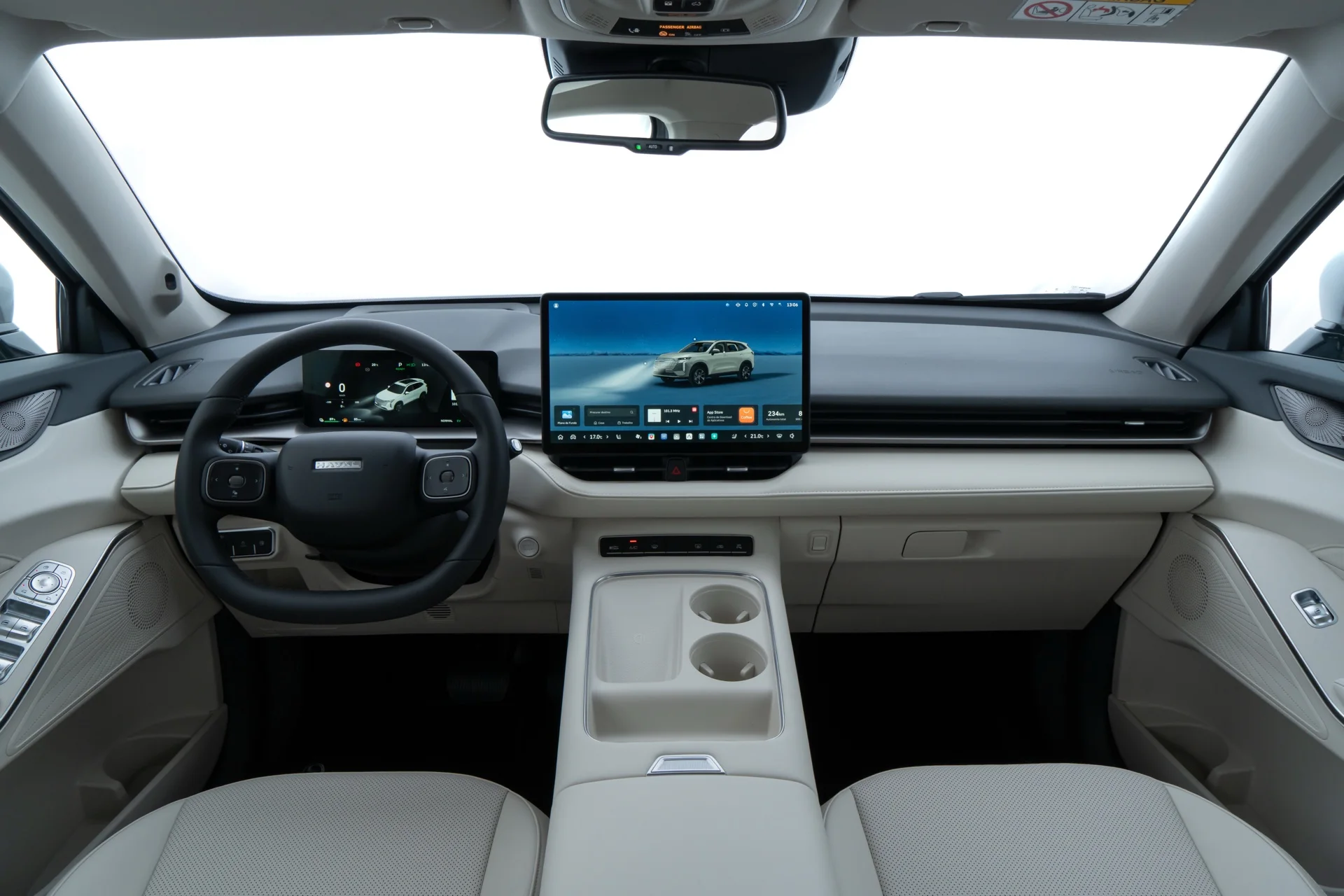 Painel do GWM Haval H6 PHEV35 Flex com volante, quadro de instrumentos digital, central multimídia e acabamento claro