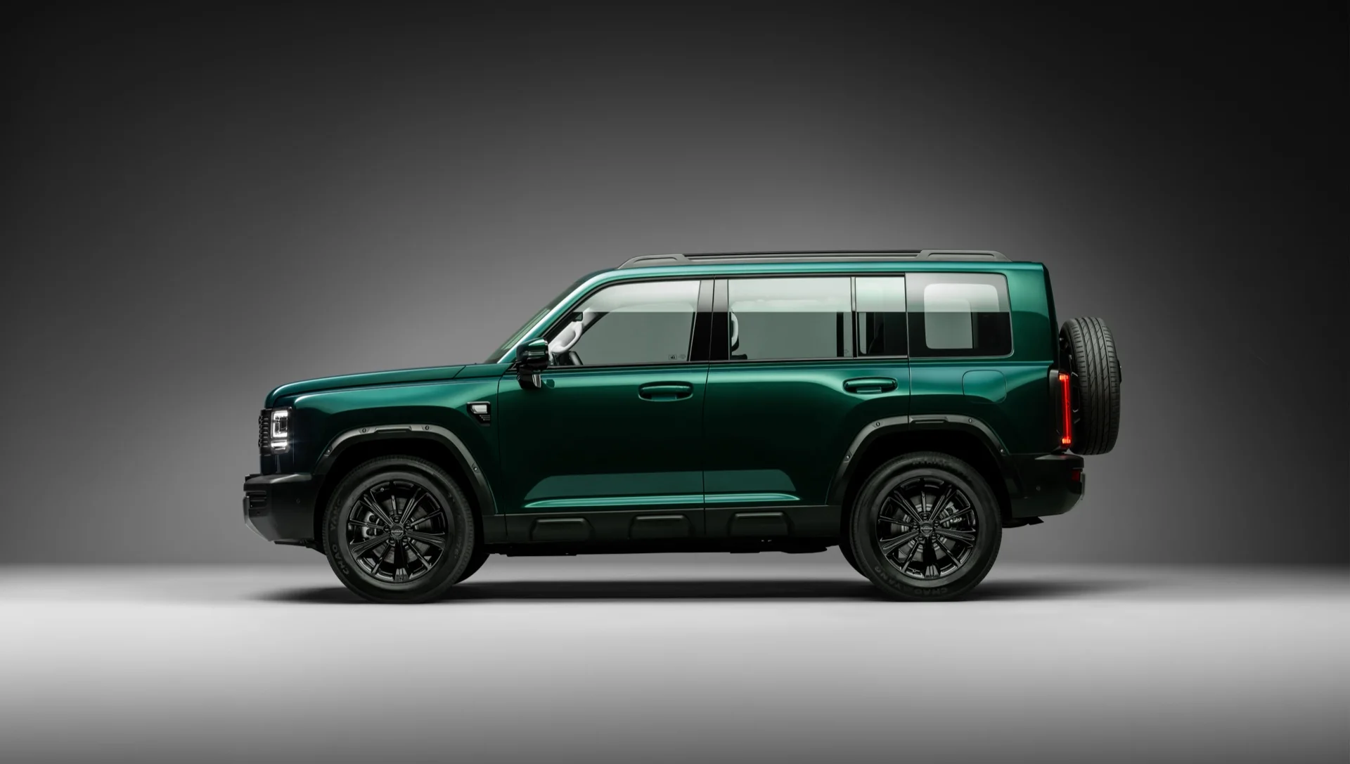 Lateral do GWM Haval H7 verde em estúdio, com o estepe preso à tampa traseira