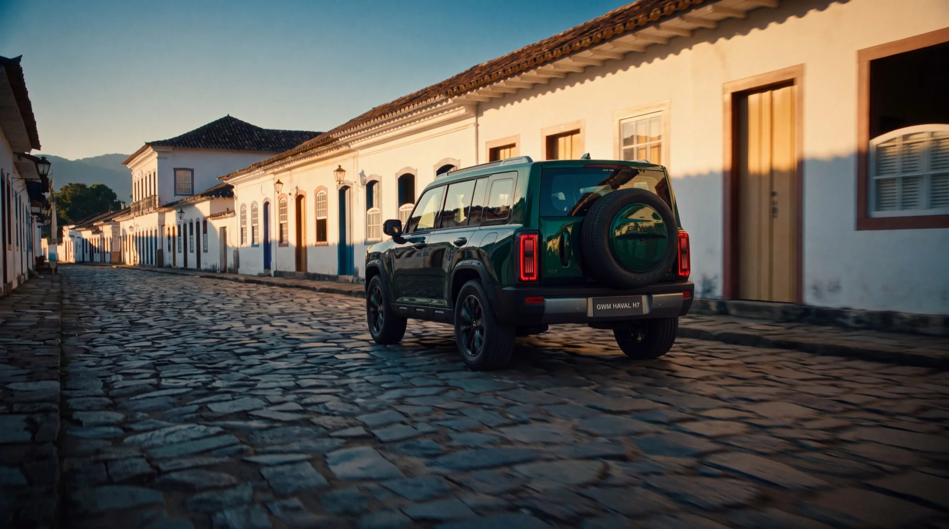 Traseira do GWM Haval H7 verde com estepe externo em rua de pedra