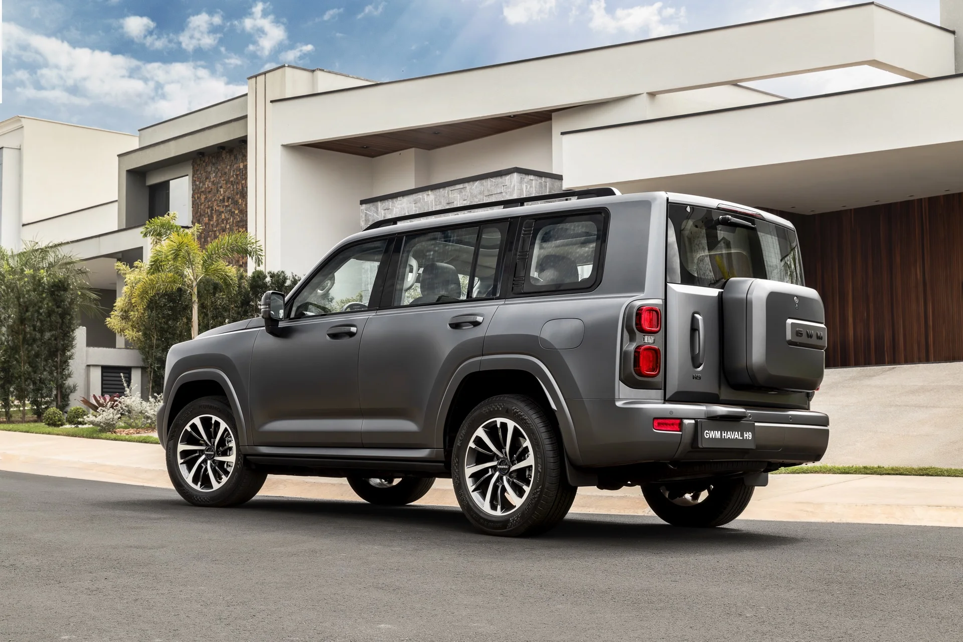 Traseira do GWM Haval H9 cinza com o estepe externo