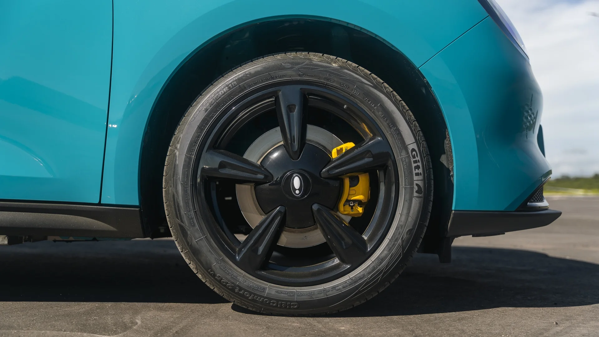 Roda preta de 18 polegadas do GWM Ora 03 BEV58 Azul Electric com pinça de freio amarela
