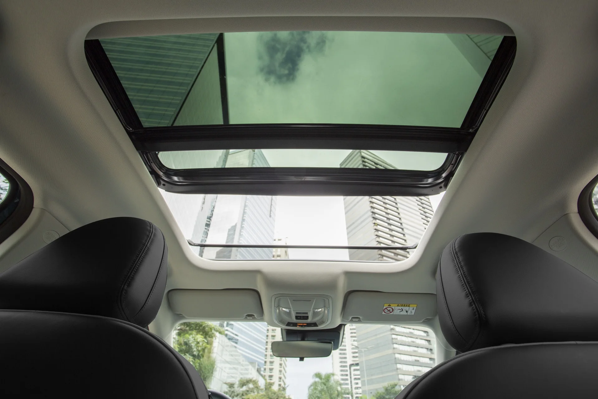 Teto solar panorâmico do GWM Ora 03 BEV58 visto de dentro do carro