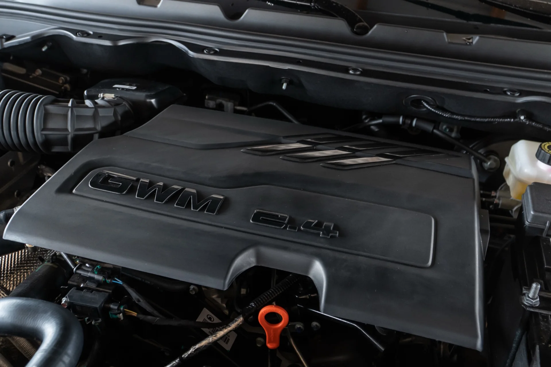 Cofre da GWM Poer P30 com a capa do motor 2.4 turbodiesel