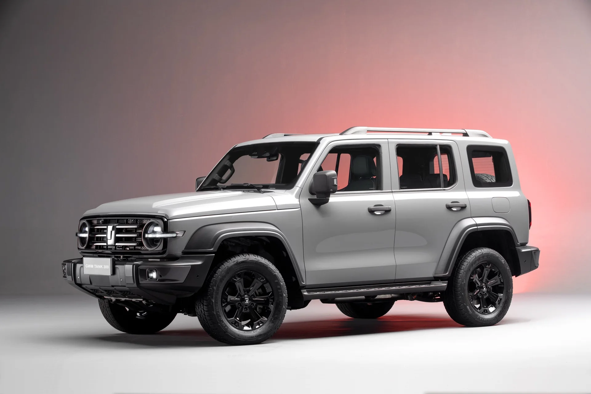GWM Tank 300 PHEV Flex cinza visto de três quartos dianteiro em estúdio